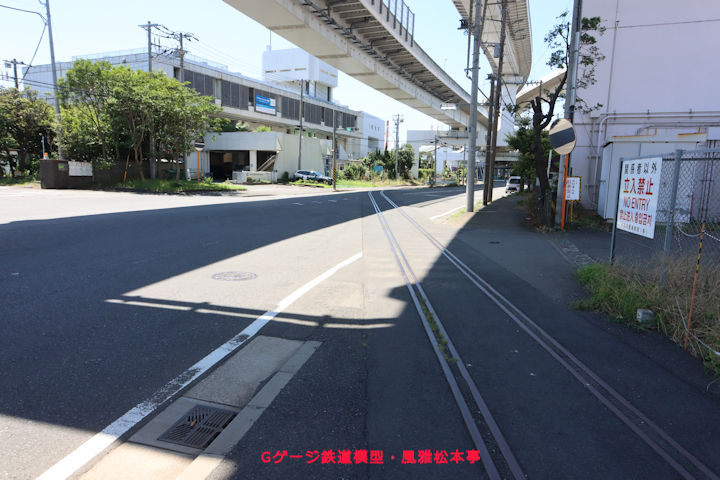 横浜本牧駅から分岐して行く、神奈川臨海鉄道国際埠頭線。2025年(令和7年)7月、神奈川臨海鉄道横浜本牧(よこはまほんもく：神奈川県横浜市中区)駅にて撮影。