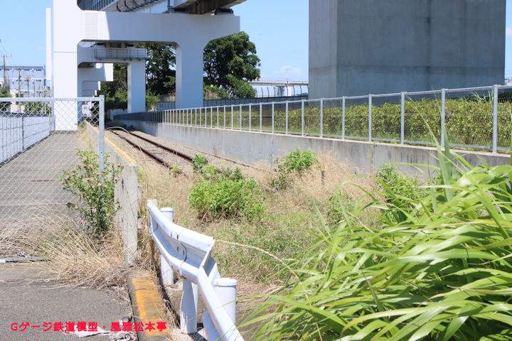 神奈川臨海鉄道国際埠頭線の、南本牧はま道路周辺。2025年(令和7年)7月撮影。