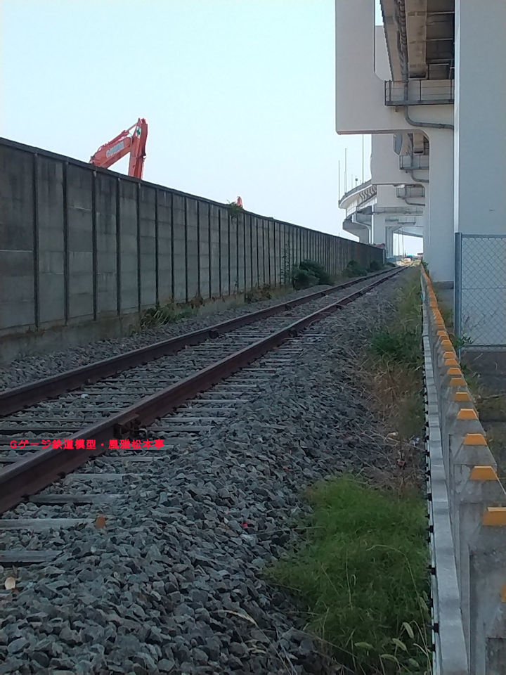 神奈川臨海鉄道国際埠頭線の、南本牧はま道路周辺。2025年(令和7年)8月撮影。