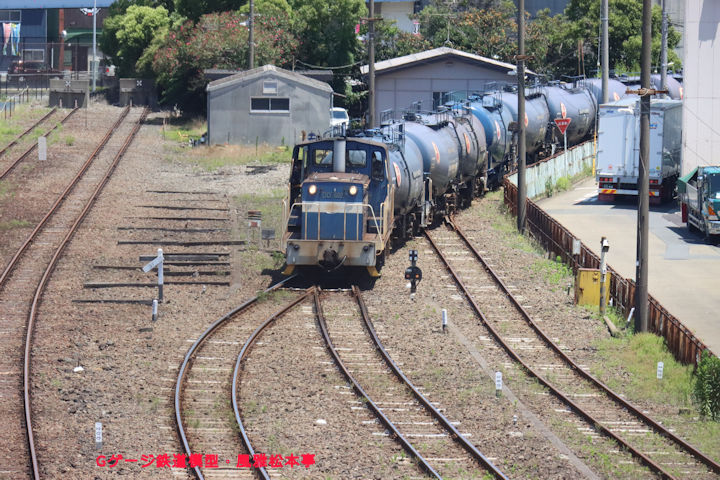 川崎貨物駅に入線して来る浮島線からの列車。2024年(令和6年)6月、川崎貨物(かわさきかもつ：神奈川県川崎市川崎区)駅にて撮影。