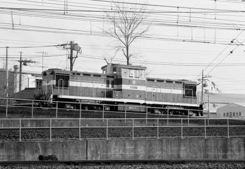 塩浜操車場のハンプを登る神奈川臨海鉄道DD5515。1983年(昭和58年)1月、国鉄塩浜操車場(しおはまそうしゃじょう)にて撮影。