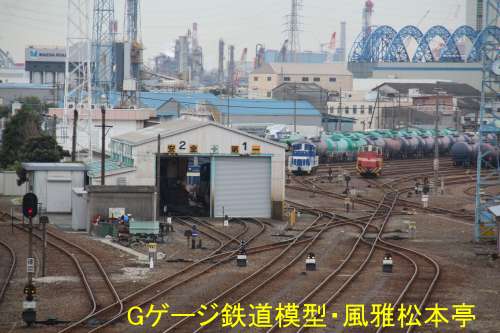 小島新田駅前の陸橋から、川崎貨物駅を俯瞰した写真です。2015年(平成27年)10月撮影。