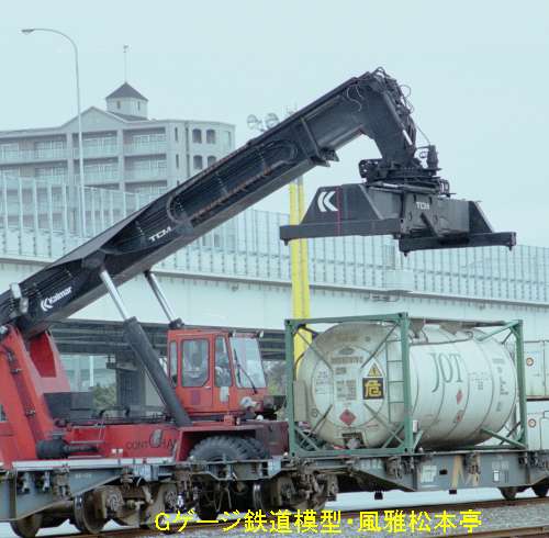 日本石油輸送のタンクコンテナを載せたJRFのコキ104。1999年(平成11年)4月、神奈川臨海鉄道横浜本牧(よこはまほんもく：神奈川県横浜市中区)駅にて撮影。