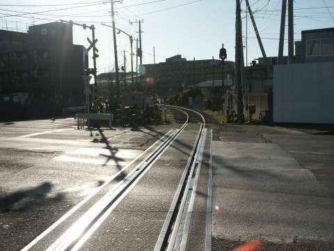 浮島線が川崎貨物駅を出発して最初に渡る踏切。2003年(平成15年)1月撮影。