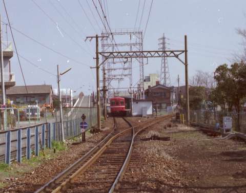 1984年に撮影した京浜急行電鉄小島新田駅の遠景です。