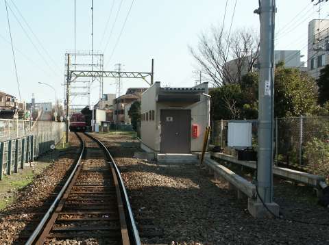 2003年(平成15年)に撮影した小島新田駅の遠景です。