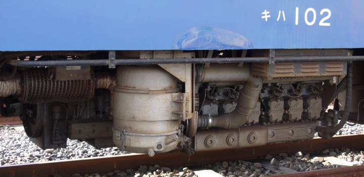 関東鉄道キハ102のエンジン(新潟製DMF13)。2010年(平成22年)9月、関東鉄道常総線水海道(みつかいどう)車輛基地にて、関東鉄道殿のご好意により許可を得て撮影。