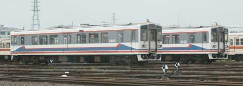 関東鉄道キハ2202。2004年(平成16年)1月、関東鉄道常総線水海道(みつかいどう)車輛基地にて撮影。