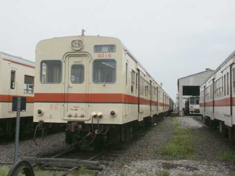 関東鉄道キハ300型キハ3016他。2004年(平成16年)7月、関東鉄道常総線水海道(みつかいどう)車輛基地にて撮影。