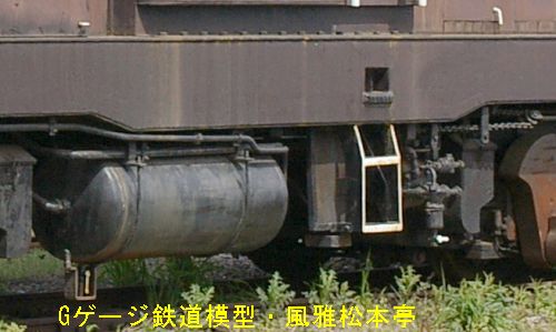 鹿島鉄道DD901の運転台直下の床下機器。2004年(平成16年)3月、鹿島鉄道常陸小川(ひたちおがわ：茨城県小美玉市)駅にて撮影。