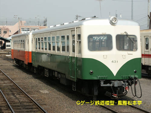 鹿島鉄道キハ431＋キハ432。2004年(平成16年)3月、鹿島鉄道石岡(いしおか：茨城県石岡市)駅にて撮影。手前がキハ431、奥がキハ432。