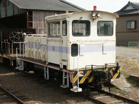 鹿島鉄道の正体不明の機関車。2004年(平成16年)3月、鹿島鉄道玉造町(たまつくりまち：茨城県行方市)駅にて撮影。