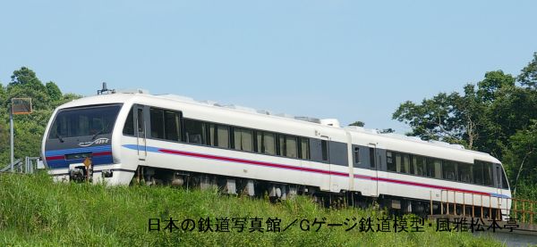 鹿島臨海鉄道キハ7001＋キハ7002。2007年(平成19年)8月、鹿島臨海鉄道北浦湖畔(きたうらこはん：茨城県鉾田市)駅にて撮影。