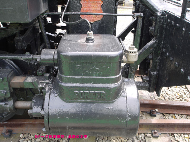 H.K.ポーター製の加悦鉄道103号機？の弁室周辺。2010年(平成22年)5月、加悦SL広場(京都府与謝郡与謝野町)にて撮影。