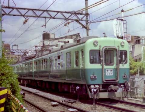 京阪電鉄2834号他の各停淀屋橋行き。1985年(昭和60年)4月撮影