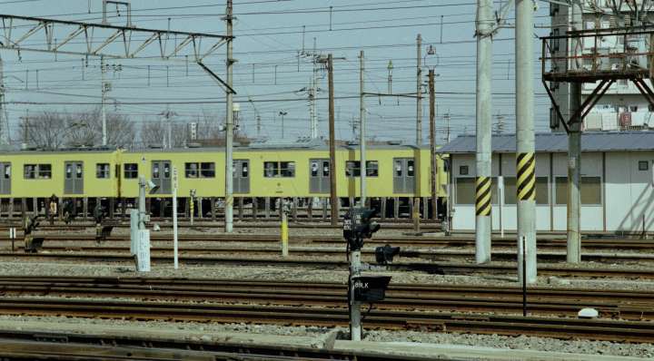 拝島駅を出発する西武拝島線の2000系。1983年(昭和58年)3月、西武鉄道拝島駅にて撮影。