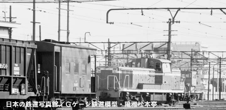 拝島駅で入換するDE11？。1983年(昭和58年)3月、国鉄拝島駅にて撮影。