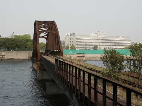 東京都港湾局の晴海埠頭の貨物線、晴海橋。2004年(平成16年)4月撮影。
