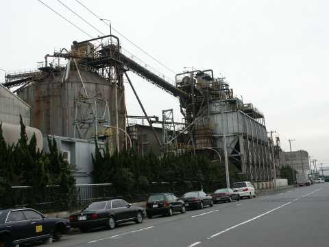 昭和電工のサイロ。2004年(平成16年)10月撮影。