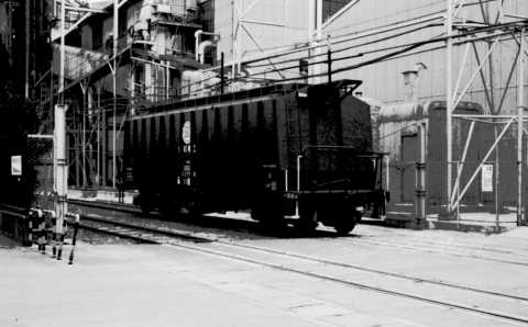 昭和電工のサイロに入線中のホキ3000。1984年(昭和59年)12月撮影。