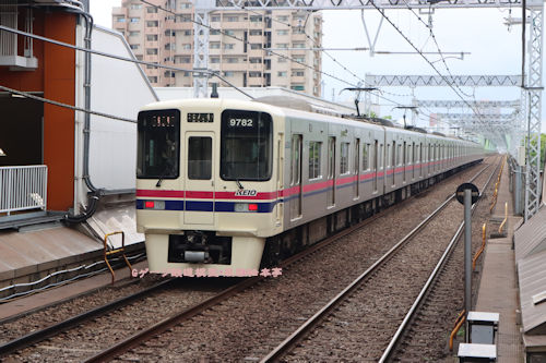 京王電鉄9000系。2025年(令和7年)5月、東京都交通局新宿線東大島(ひがしおおじま：東京都江東区)駅にて撮影。