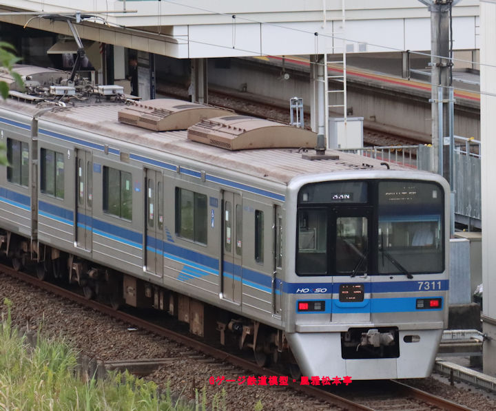 北総鉄道7311。2025年(令和7年)10月、北総鉄道印西牧の原(いんざいまきのはら:千葉県印西市)駅にて俯瞰気味に撮影。