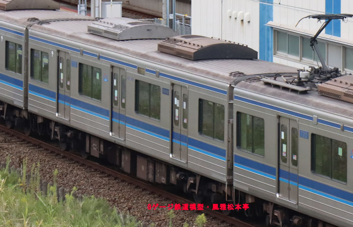 北総鉄道7313。2025年(令和7年)10月、北総鉄道印西牧の原(いんざいまきのはら:千葉県印西市)駅にて俯瞰気味に撮影。