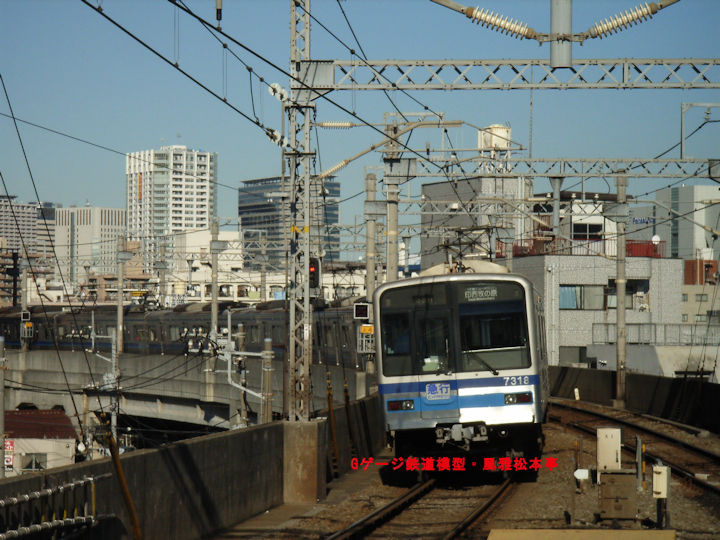 北総鉄道7318。2005年(平成17年)1月、京浜急行鮫洲(さめず：東京都品川区)駅附近にて撮影。