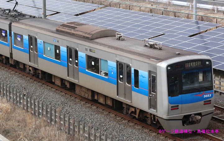京成電鉄新3053-1。2017年(平成29年)3月、京成電鉄成田空港線印旛日本医大(いんばにほんいだい：千葉県印西市)＝千葉ニュータウン中央(ちばにゅーたうんちゅうおう：千葉県印西市)駅間にて撮影。