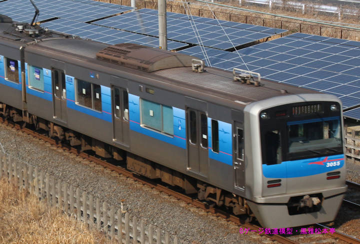 京成電鉄新3055-1。2017年(平成29年)3月、京成電鉄成田空港線印旛日本医大(いんばにほんいだい：千葉県印西市)＝千葉ニュータウン中央(ちばにゅーたうんちゅうおう：千葉県印西市)駅間にて俯瞰気味に撮影。
