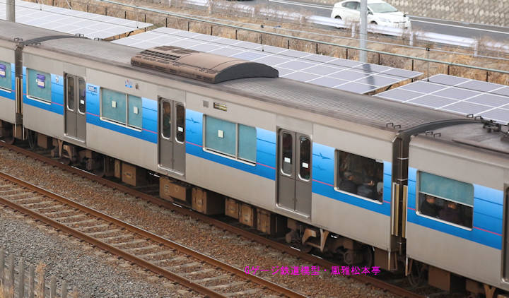 京成電鉄新3055-3。2017年(平成29年)3月、京成電鉄成田空港線印旛日本医大(いんばにほんいだい：千葉県印西市)＝千葉ニュータウン中央(ちばにゅーたうんちゅうおう：千葉県印西市)駅間にて撮影。