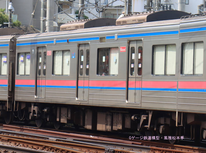 京成電鉄サハ3703。2025年(令和7年)4月、京成電鉄京成津田沼(けいせいつだぬま：千葉県習志野市)駅にて撮影。
