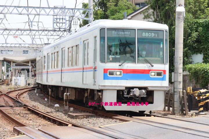京成電鉄クハ8809-1。2026年(令和8年)5月、京成電鉄松戸線くぬぎ山(くぬぎやま：千葉県鎌ケ谷市)駅にて撮影。