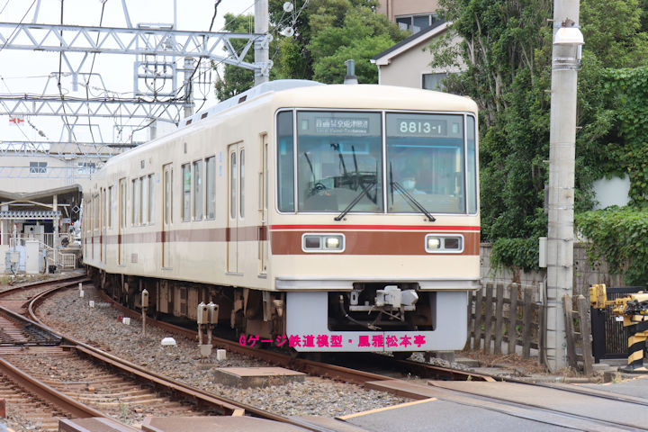 京成電鉄クハ8813-1。2026年(令和8年)5月、京成電鉄松戸線くぬぎ山(くぬぎやま：千葉県鎌ヶ谷市)駅にて撮影。