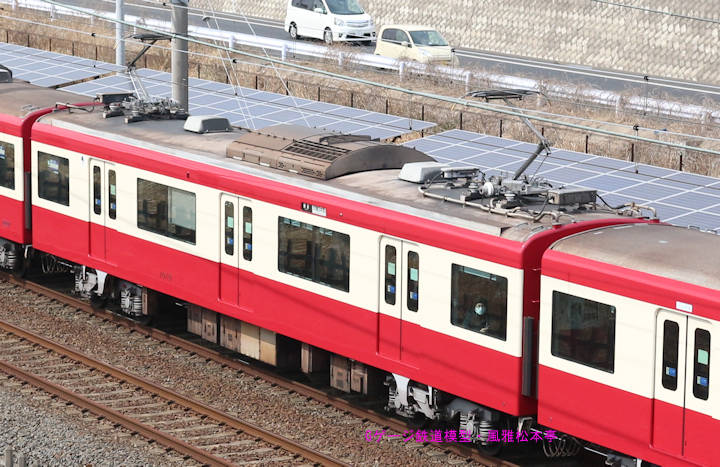 京浜急行電鉄サハ1010。2017年(平成29年)3月、北総鉄道千葉ニュータウン中央(ちばにゅーたうんちゅうおう：千葉県印西市)駅＝印西牧の原(いんざいまきのはら：千葉県印西市)駅間にて俯瞰気味に撮影。
