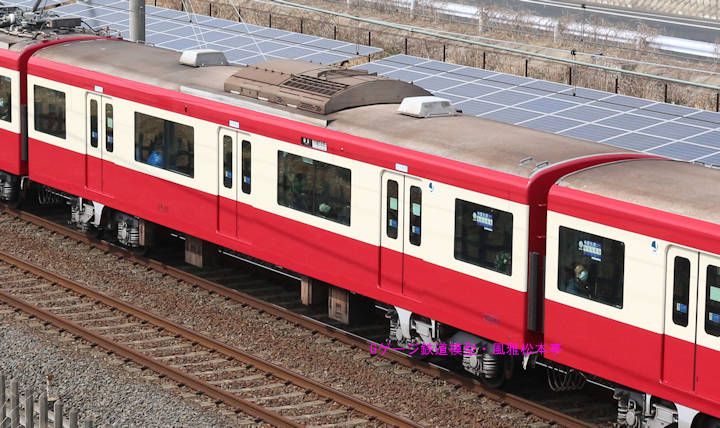 京浜急行電鉄サハ1011。2017年(平成29年)3月、北総鉄道千葉ニュータウン中央(ちばにゅーたうんちゅうおう：千葉県印西市)駅＝印西牧の原(いんざいまきのはら：千葉県印西市)駅間にて俯瞰気味に撮影。