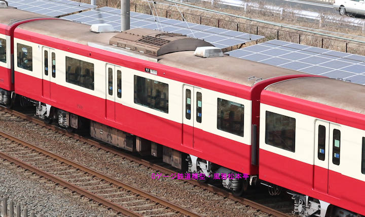 京浜急行電鉄デハ1012。2017年(平成29年)3月、北総鉄道千葉ニュータウン中央(ちばにゅーたうんちゅうおう：千葉県印西市)駅＝印西牧の原(いんざいまきのはら：千葉県印西市)駅間にて俯瞰気味に撮影。