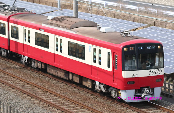 京浜急行電鉄デハ1016。2017年(平成29年)3月、北総鉄道千葉ニュータウン中央(ちばにゅーたうんちゅうおう：千葉県印西市)駅＝印西牧の原(いんざいまきのはら：千葉県印西市)駅間にて俯瞰気味に撮影。
