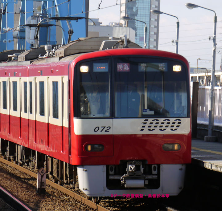 京浜急行電鉄デハ1072。2012年(平成24年)11月、京急本線六郷土手(ろくごうどて：東京都大田区)駅にて撮影。