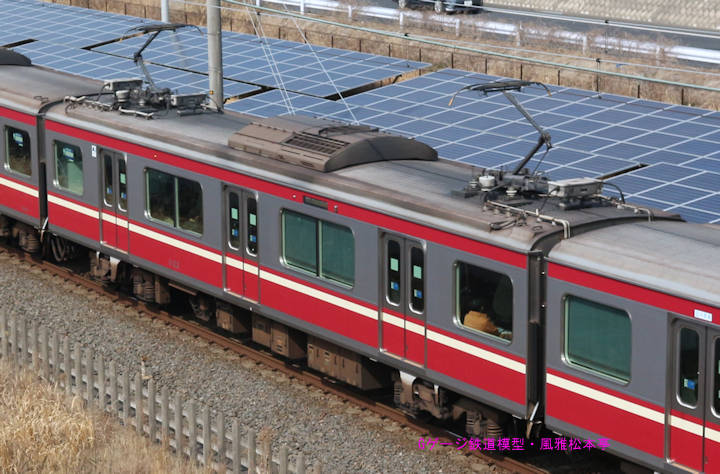 京浜急行電鉄デハ1122。2017年(平成29年)3月、北総鉄道千葉ニュータウン中央(ちばにゅーたうんちゅうおう：千葉県印西市)駅＝印西牧の原(いんざいまきのはら：千葉県印西市)駅間にて俯瞰気味に撮影。