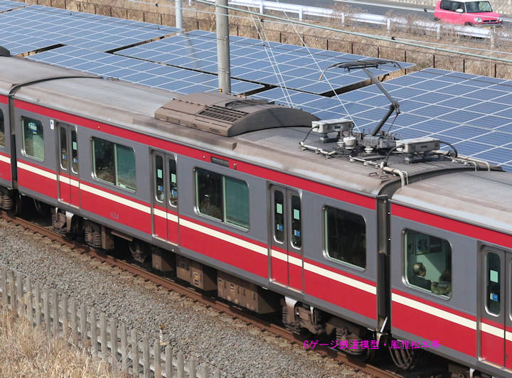京浜急行電鉄デハ1124。2017年(平成29年)3月、北総鉄道千葉ニュータウン中央(ちばにゅーたうんちゅうおう：千葉県印西市)駅＝印西牧の原(いんざいまきのはら：千葉県印西市)駅間にて俯瞰気味に撮影。