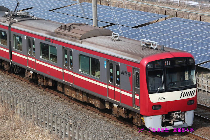 京浜急行電鉄デハ1128。2017年(平成29年)3月、北総鉄道千葉ニュータウン中央(ちばにゅーたうんちゅうおう：千葉県印西市)駅＝印西牧の原(いんざいまきのはら：千葉県印西市)駅間にて俯瞰気味に撮影。