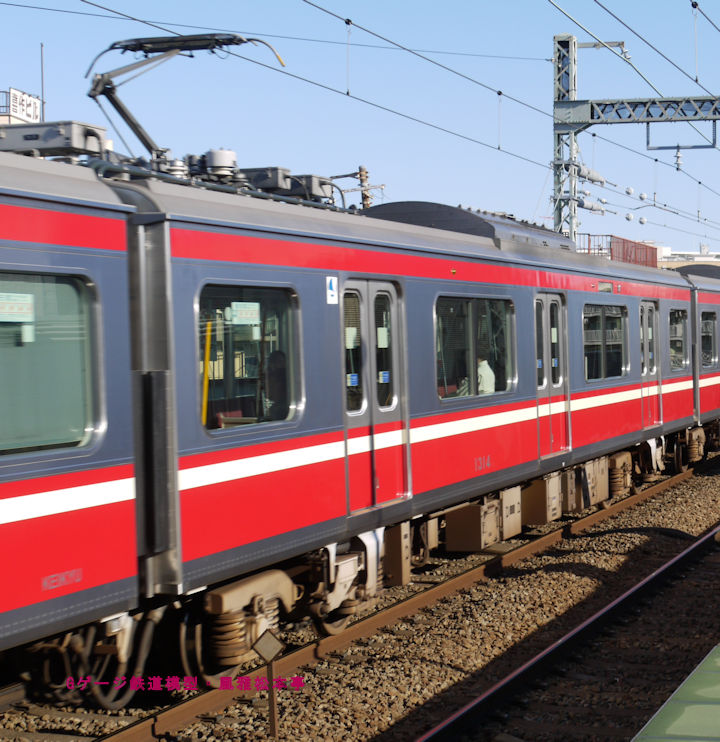 京浜急行電鉄デハ1314。2012年(平成24年)11月、京急本線六郷土手(ろくごうどて：東京都大田区)駅にて撮影。