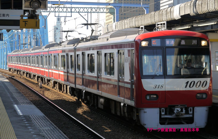 京浜急行電鉄デハ1318他六連。2012年(平成24年)11月、京急本線六郷土手(ろくごうどて：東京都大田区)駅にて撮影。