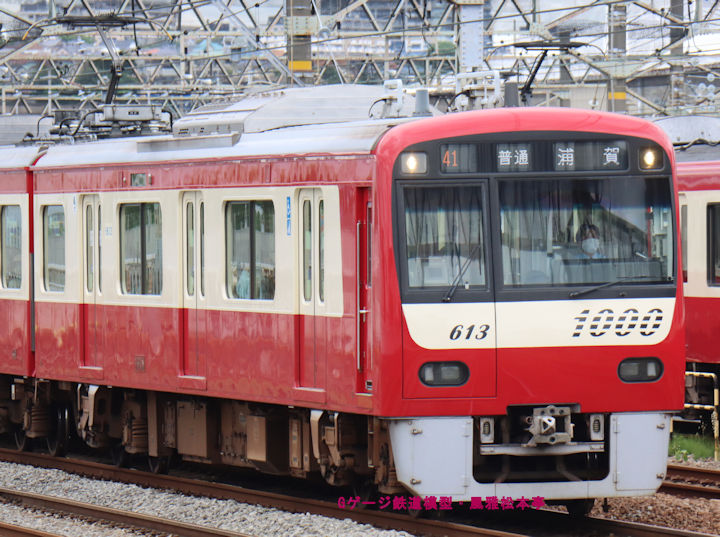 京浜急行電鉄デハ1613。2026年(令和8年)6月、京急本線金沢八景(かなざわはっけい：神奈川県横浜市金沢区)駅付近にて撮影。