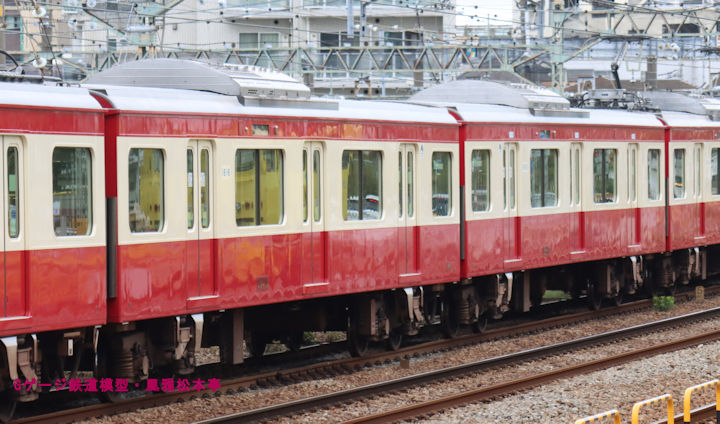 京浜急行電鉄サハ1616＋サハ1615。2026年(令和8年)6月、京急本線金沢八景(かなざわはっけい：神奈川県横浜市金沢区)駅付近にて撮影。