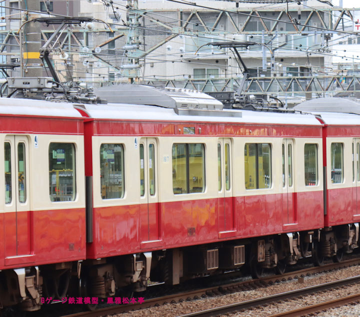 京浜急行電鉄デハ1617。2026年(令和8年)6月、京急本線金沢八景(かなざわはっけい：神奈川県横浜市金沢区)駅付近にて撮影。