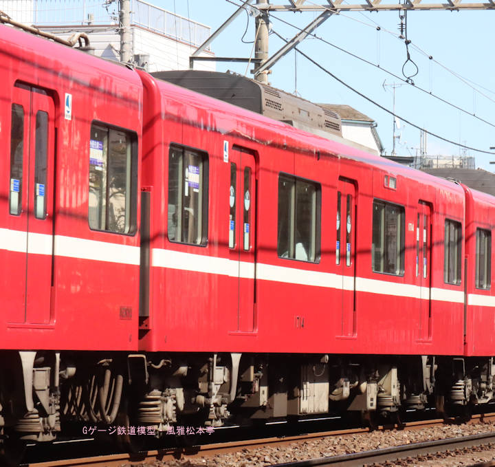 京浜急行電鉄デハ1714。2025年(令和7年)4月、京成電鉄京成小岩(けいせいこいわ：東京都江戸川区)駅＝江戸川(えどがわ：東京都江戸川区)駅間にて撮影。