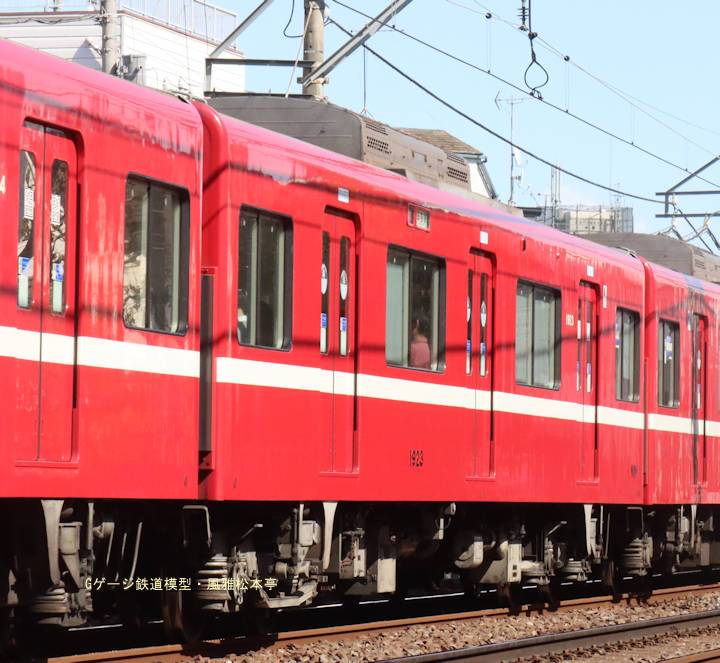 京浜急行電鉄サハ1923。2025年(令和7年)4月、京成電鉄京成小岩(けいせいこいわ：東京都江戸川区)駅＝江戸川(えどがわ：東京都江戸川区)駅間にて撮影。