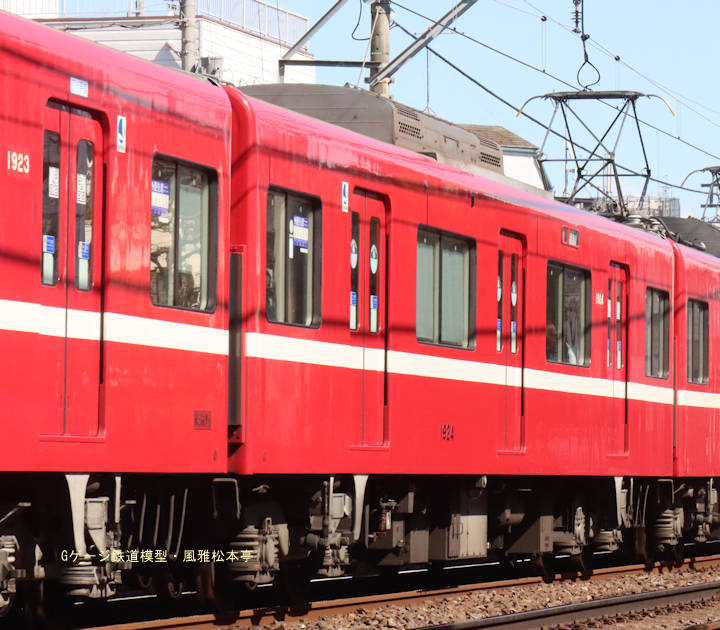 京浜急行電鉄サハ1924。2025年(令和7年)4月、京成電鉄京成小岩(けいせいこいわ：東京都江戸川区)駅＝江戸川(えどがわ：東京都江戸川区)駅間にて撮影。